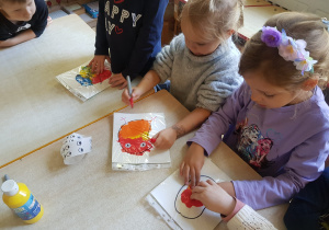 Dzieci podczas pracy plastycznej Złościk