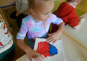 Dziewczynka podczas pracy plastycznej Złościk