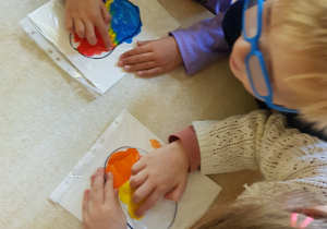 Dzieci podczas pracy plastycznej Złościk