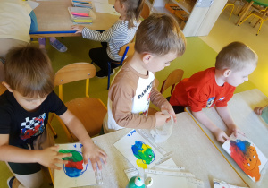 Dzieci podczas pracy plastycznej Złościk