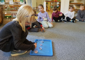 Dziewczynka miesza sodę z barwnikiem