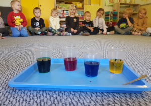 Dzieci podczas eksperymentu dotyczącego emocji