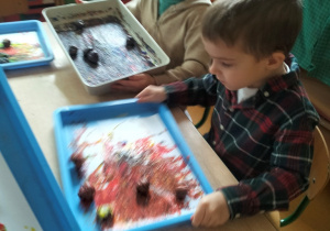 dzieci mieszają kolory emocji przy użyciu kasztanów