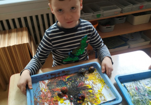 Wojtuś miesza kolory emocji za pomocą kasztanów