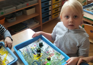 Zosia miesza kolory emocji przy użyciu kasztanów