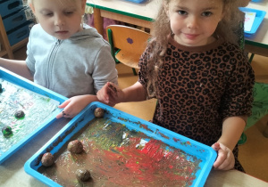 dzieci mieszają kolory emocji przy użyciu kasztanów