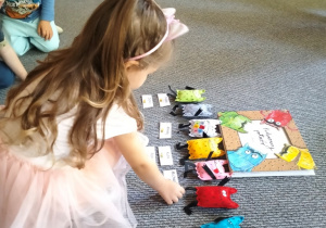 Michasia kładzie wizytówkę przy potworku oznaczającym miłość