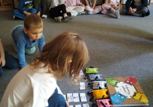 dzieci zaznaczają w jakim kolorze potworka dzisiaj są