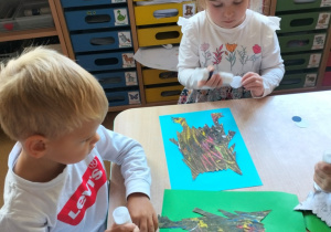 zieci podczas robienia swoich kolorowych potworków