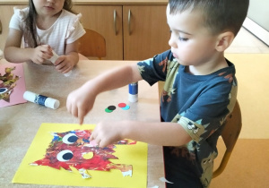 zieci podczas robienia swoich kolorowych potworków