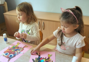 dzieci podczas robienia swoich kolorowych potworków