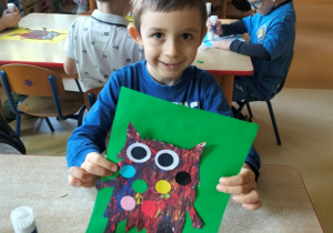 Mikołaj prezentuje swojego kolorowego potwora