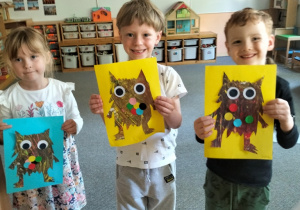 dzieci prezentują pracę kolorowego potwora, któremu pomieszały się emocje