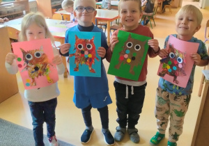 dzieci prezentują pracę kolorowego potwora, któremu pomieszały się emocje