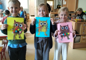 dzieci prezentują pracę kolorowego potwora, któremu pomieszały się emocje