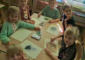 Dzieci przy stoliku w czasie wykonywania pracy plastycznej pt. "Potworek pełen emocji"
