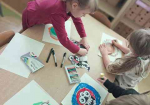 Dzieci podczas pracy plastycznej "Potworek pełen emocji"