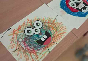 Zdjęcie przedstawia tematyczne prace dzieci pt. "Potworek pełen emocji"