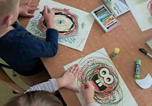 Dzieci podczas działań plastycznych tworzą "Potworka pełnego emocji"