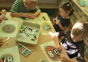 Dzieci podczas pracy plastycznej pt. "Potworek pełen emocji"