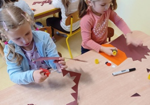 Zabawa plastyczna będąca kontynuacją wcześniej wprowadzonej opowieści "O jeżu, który nie umiał pokazywać emocji"