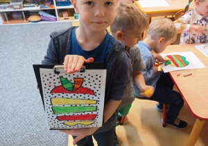 Wojtek prezentuje samodzielnie przygotowane "Jabłko dzielenia się z innymi"