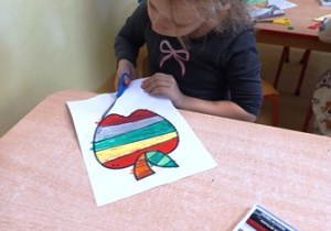 Helenka w czasie wycinania