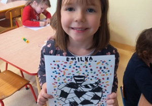 Emilka i jej praca ilustująca hasło "Smutek u środku"