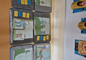 Wystawa z ułożonymi przez dzieci obrazkami z podpisami przedstawiającymi zasady zgodnej zabawy