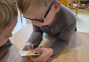 Chłopiec odkleja naklejkę z nastrojem