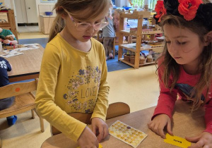 Dziewczynki naklejają naklejkę określające jej nastroje na swoją wizytówkę