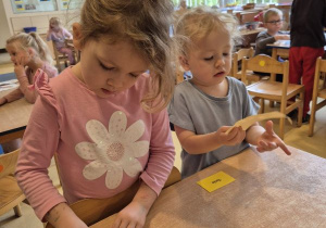 Dziewczynki naklejają naklejkę określające jej nastroje na swoją wizytówkę