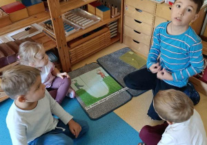 Dzieci układają obrazek z rozsypanki oraz dobierają do niego podpis