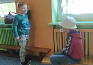 Dwóch chłopców odgrywa scenkę pt. "Wizyta u dietetyka"