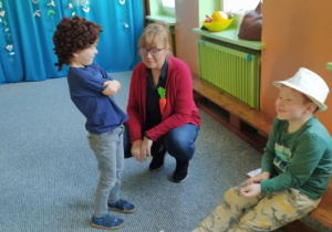 Dwóch chłopców odgrywa scenkę pt. "Wizyta u dietetyka", pomiędzy nimi kuca prowadząca warsztaty