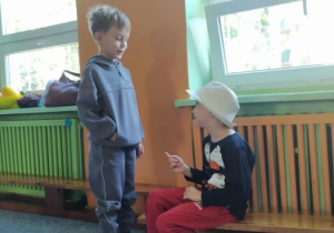 Dwóch chłopców odgrywa scenkę pt. "Wizyta u dietetyka"