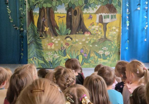 Scenografia przedstawienia, na widowni siedzą dzieci