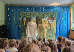 Aktorzy kłaniają się po skończonym przedstawieniu