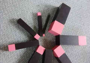 Kompozycja utworzona przez dzieci z różowej wieży oraz brązowych schodów