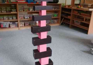 Zdjęcie przedstawia konstrukcję zbudowaną przez dzieci z różowej wieży oraz brązowych schodów