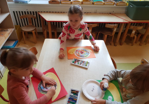 Dziewczynki kolorują ślimaka.