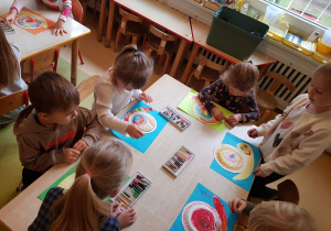 Dzieci kolorują ślimaka.