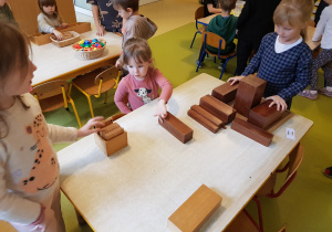 Dziewczynki układają brązowe schody.