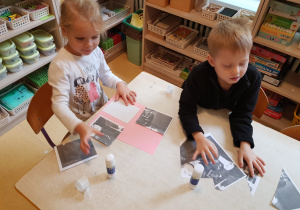 Dzieci składają obrazek przedstawiający Marię Montessori.