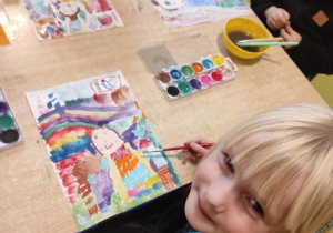 Tosia maluje postać M. Montessori.