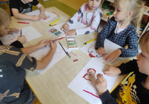 Dzieci rysują portret M. Montessori.