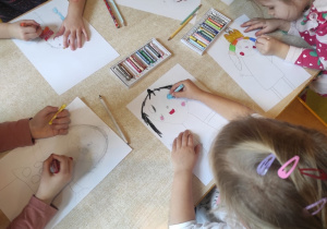 Dzieci rysują portret M. Montessori.