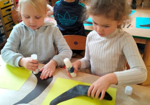 Maja i Zosia tworzy swojego ślimaka