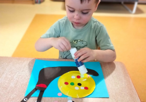 Filip nakleja swojego ślimaka