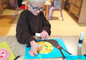 Kuba nakleja swojego ślimaka